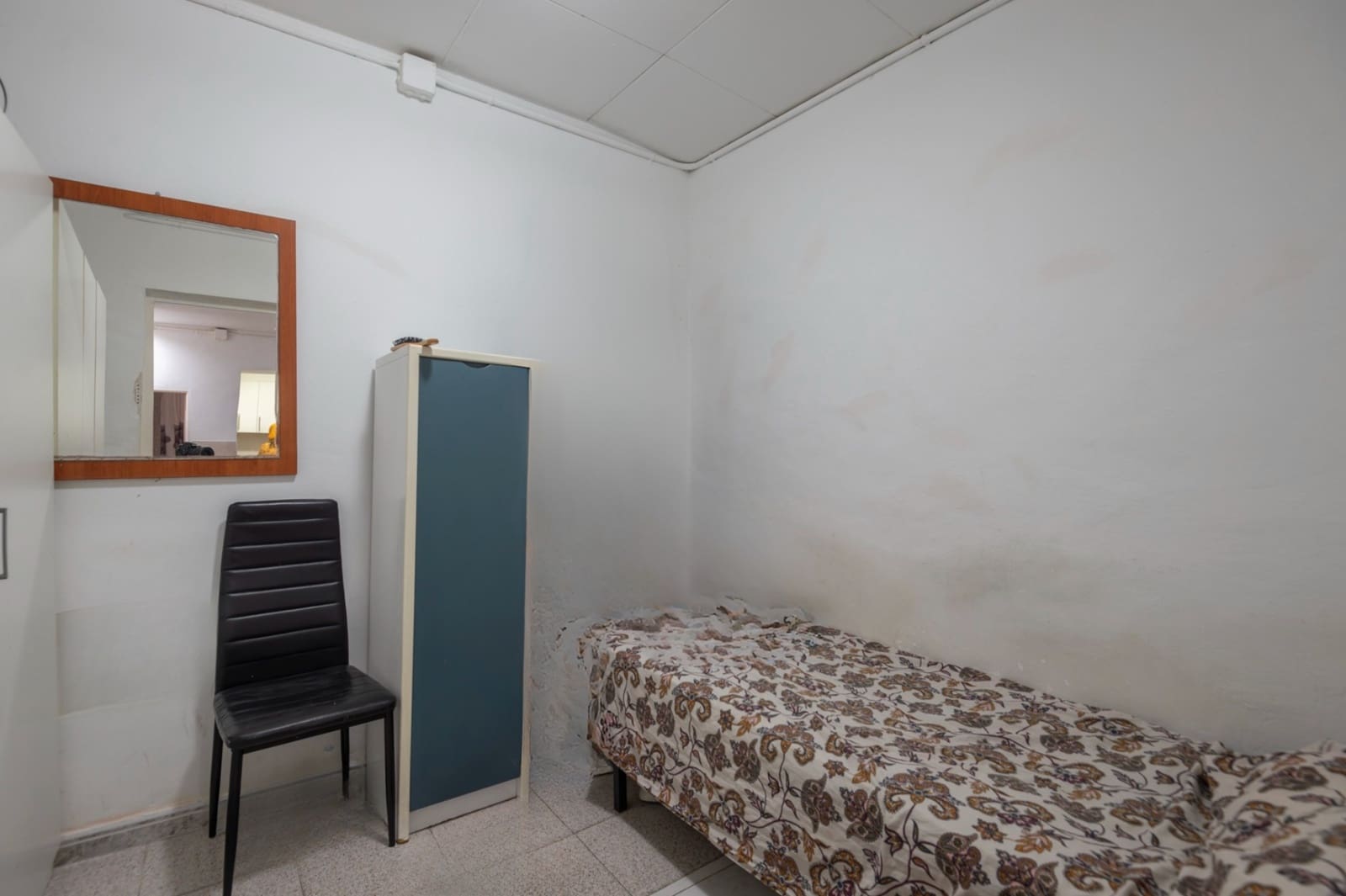 3 bedroom Flat for sale in L'Hospitalet de Llobregat - € 120,000 (Ref: 9421759)