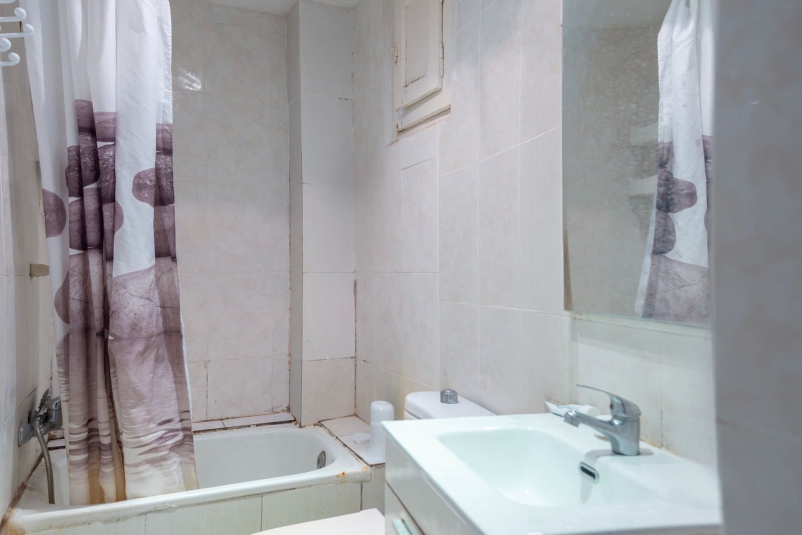 3 bedroom Flat for sale in L'Hospitalet de Llobregat - € 120,000 (Ref: 9421759)