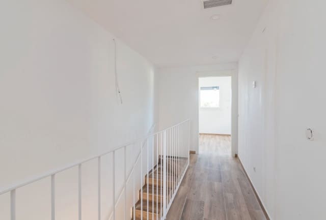 4 bedroom Semi-detached Villa for sale in Palau de Plegamans with garage - € 445,000 (Ref: 9453672)