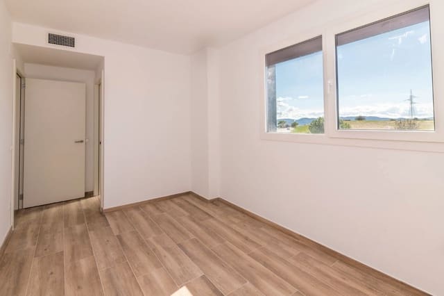 4 bedroom Semi-detached Villa for sale in Palau de Plegamans with garage - € 445,000 (Ref: 9453672)