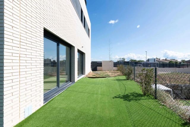 4 bedroom Semi-detached Villa for sale in Palau de Plegamans with garage - € 445,000 (Ref: 9453672)