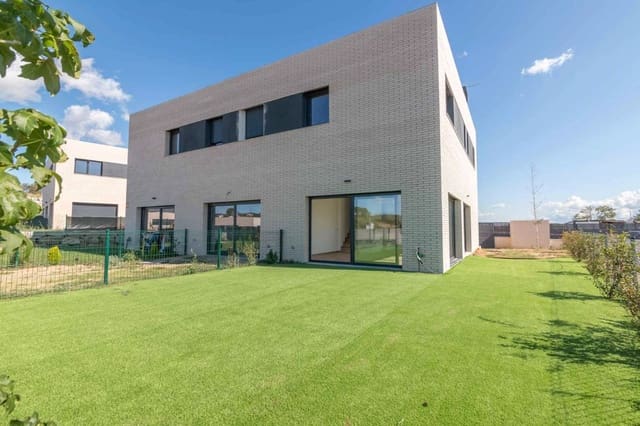 4 bedroom Semi-detached Villa for sale in Palau de Plegamans with garage - € 445,000 (Ref: 9453672)