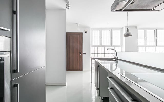 Appartement de 1 chambre à louer à Can Baró, Barcelone ville - 1 055 € (Ref: 9474255)