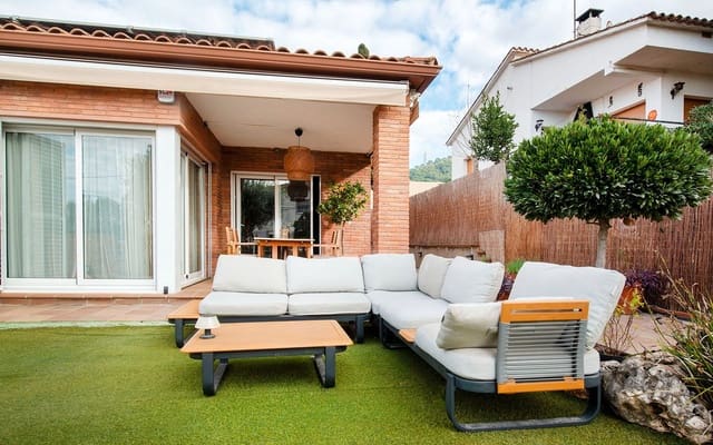 Chalet de 3 habitaciones en Martorelles en venta con garaje - 630.000 € (Ref: 9500788)