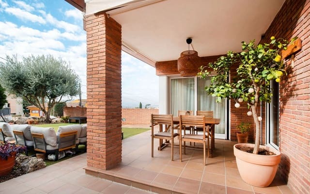 Chalet de 3 habitaciones en Martorelles en venta con garaje - 630.000 € (Ref: 9500788)