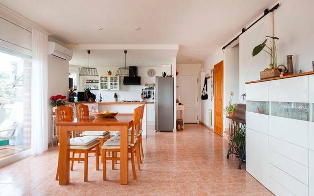 5 soveværelse Villa til salg i Sant Fost de Campsentelles med swimmingpool garage - € 490.000 (Ref: 9528367)