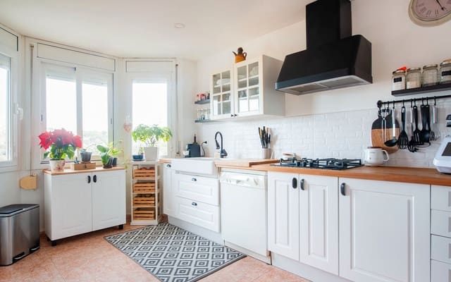 5 soveværelse Villa til salg i Sant Fost de Campsentelles med swimmingpool garage - € 490.000 (Ref: 9528367)