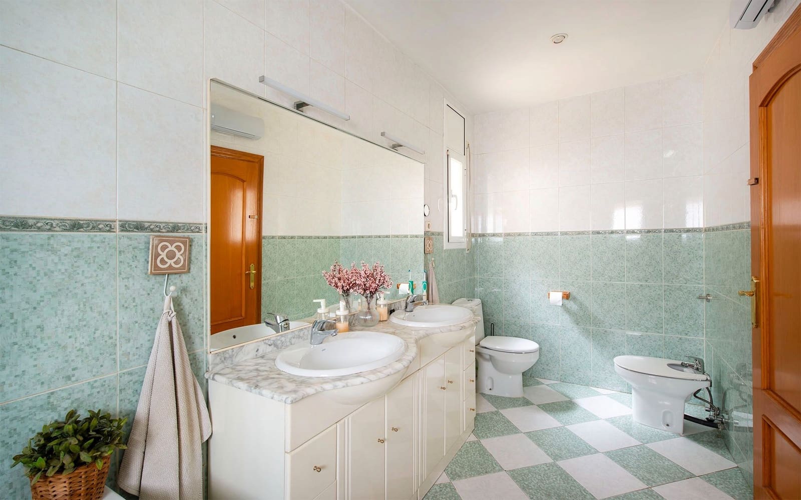 5 bedroom Villa for sale in Sant Fost de Campsentelles with pool garage - € 490,000 (Ref: 9528367)