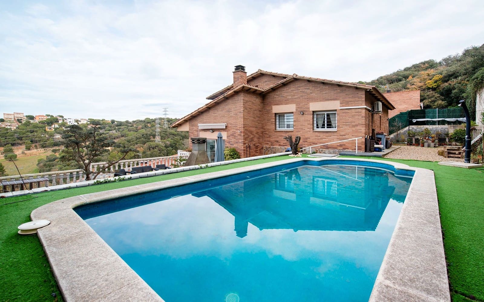 5 bedroom Villa for sale in Sant Fost de Campsentelles with pool garage - € 490,000 (Ref: 9528367)