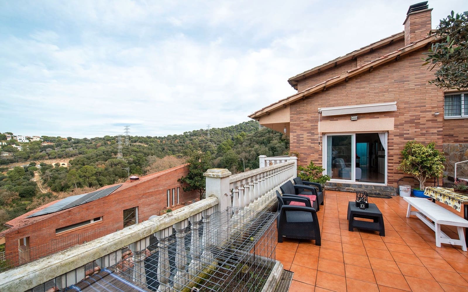 5 bedroom Villa for sale in Sant Fost de Campsentelles with pool garage - € 490,000 (Ref: 9528367)