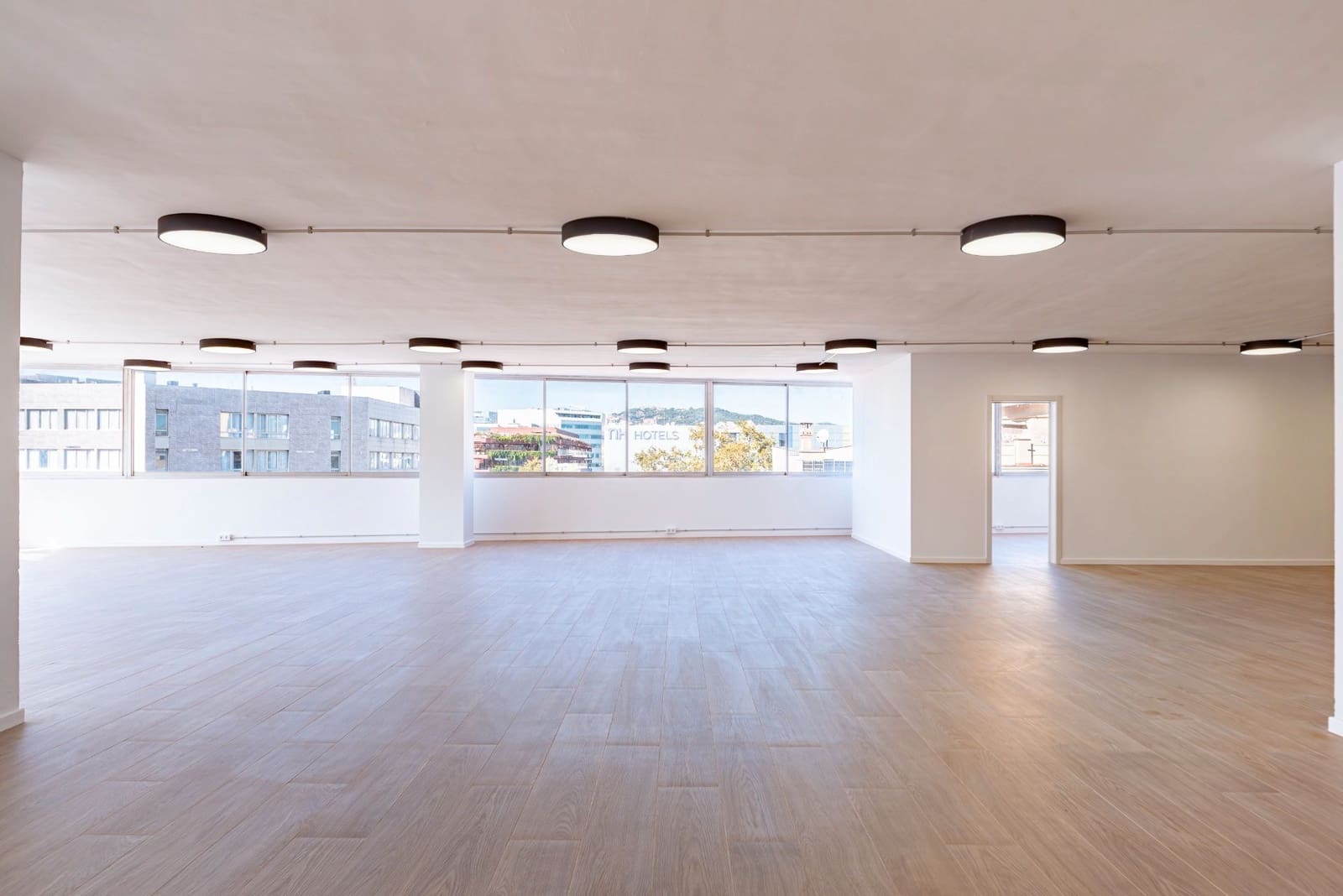 Kontor til leie i Barcelona by - € 4 500 (Ref: 9553176)