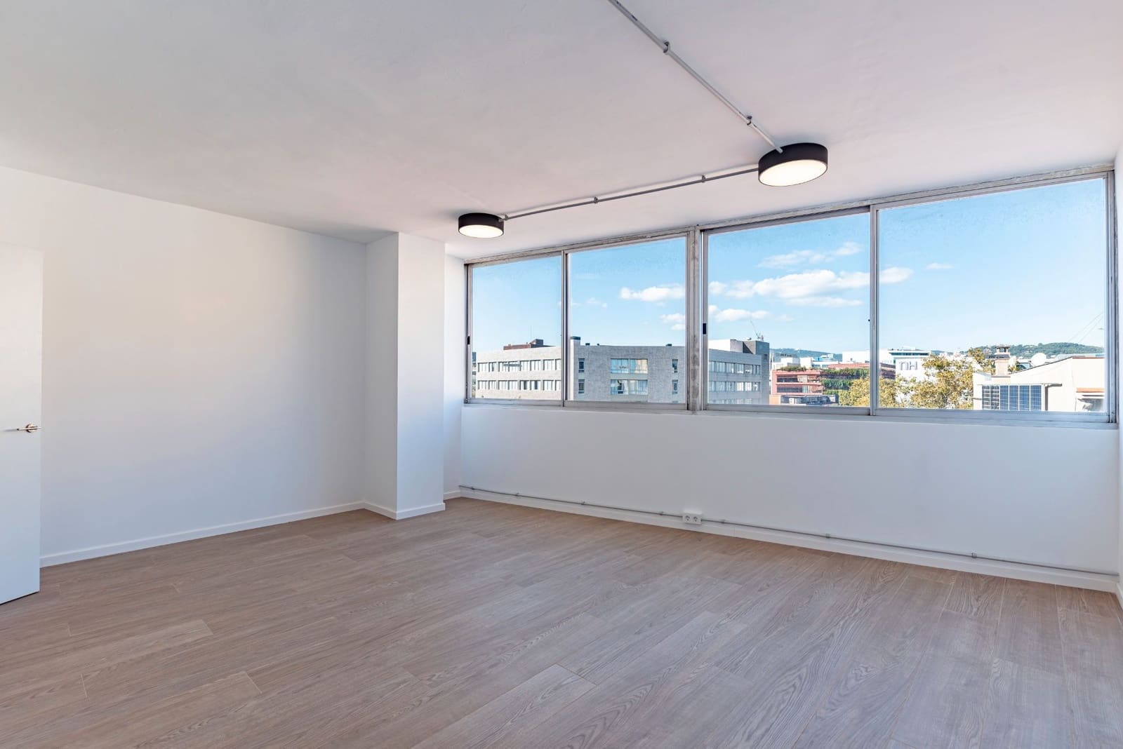 Kontor til leie i Barcelona by - € 4 500 (Ref: 9553176)
