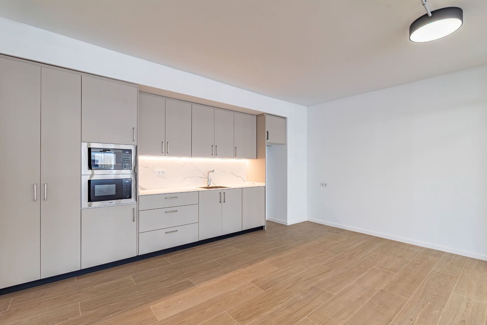 Kontor til leie i Barcelona by - € 4 500 (Ref: 9553176)