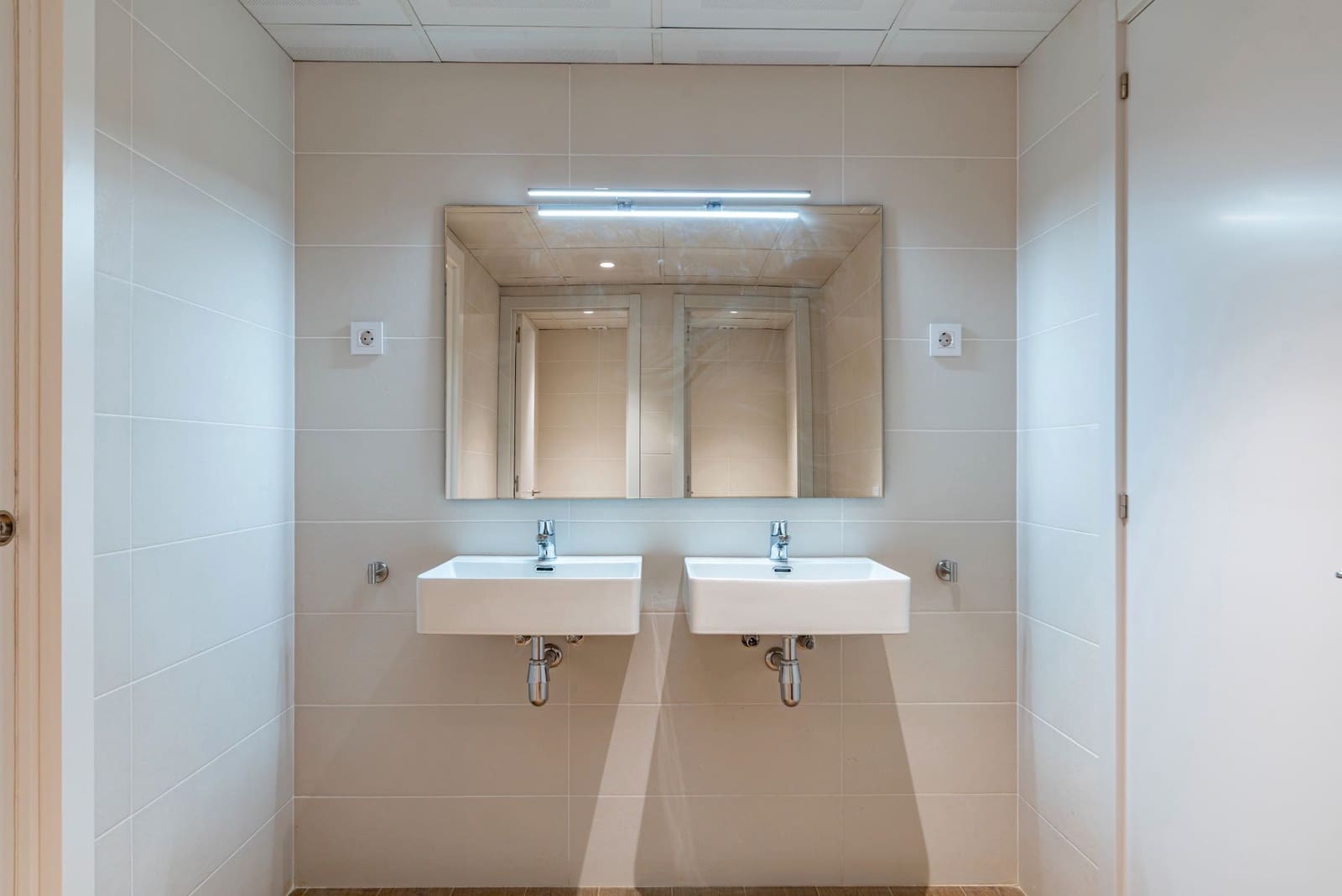 Kontor til leie i Barcelona by - € 4 500 (Ref: 9553176)