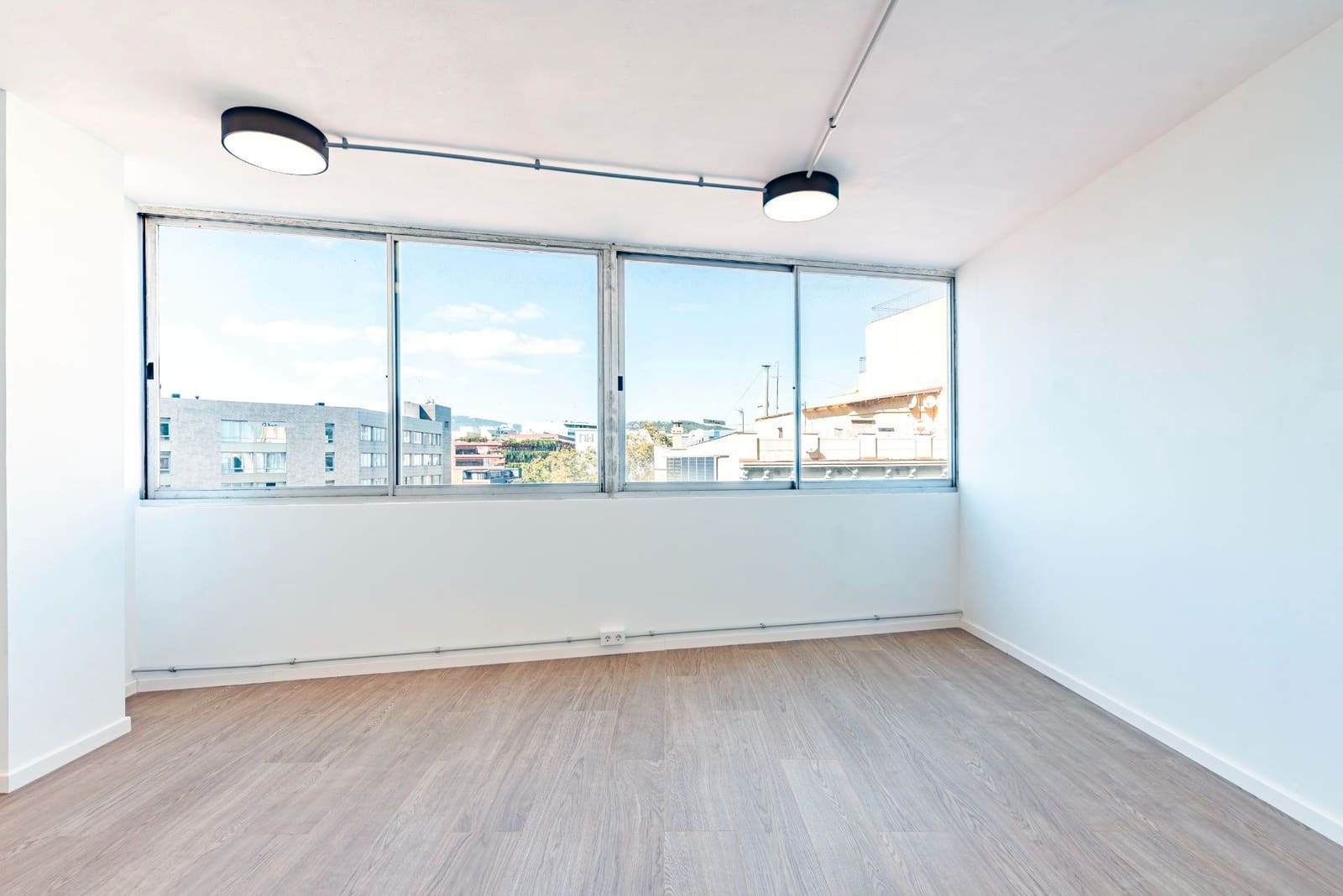 Kontor til leie i Barcelona by - € 4 500 (Ref: 9553176)