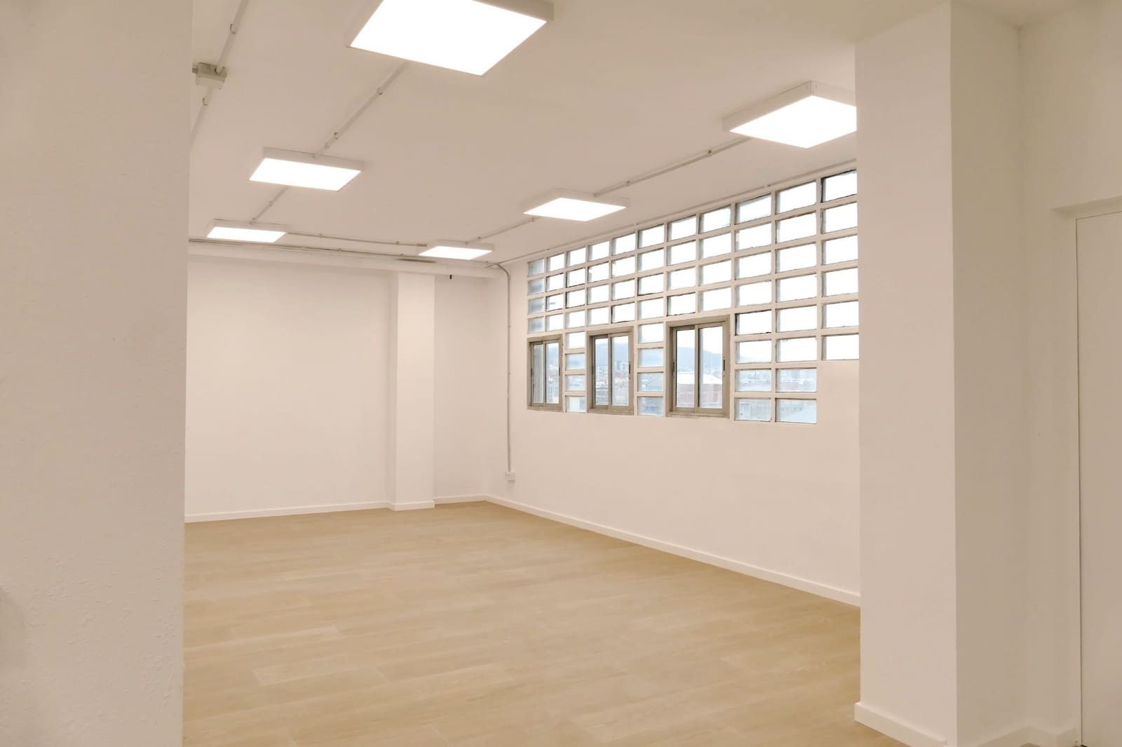 Bureau à louer à L'Hospitalet de Llobregat - 3 000 € (Ref: 9602717)