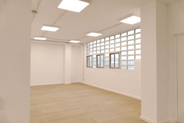 Bureau à louer à L'Hospitalet de Llobregat - 3 000 € (Ref: 9602717)