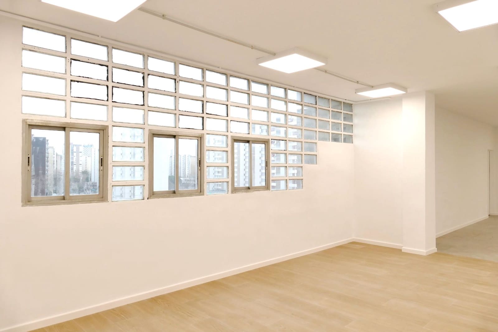 Bureau à louer à L'Hospitalet de Llobregat - 3 000 € (Ref: 9602717)