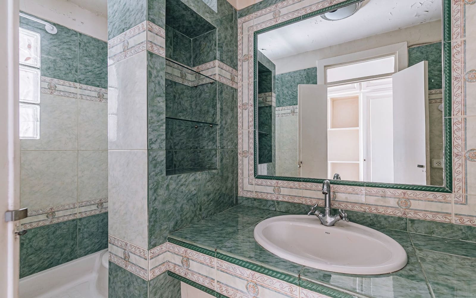 3 bedroom Flat for sale in Barcelona city - € 425,000 (Ref: 9618709)