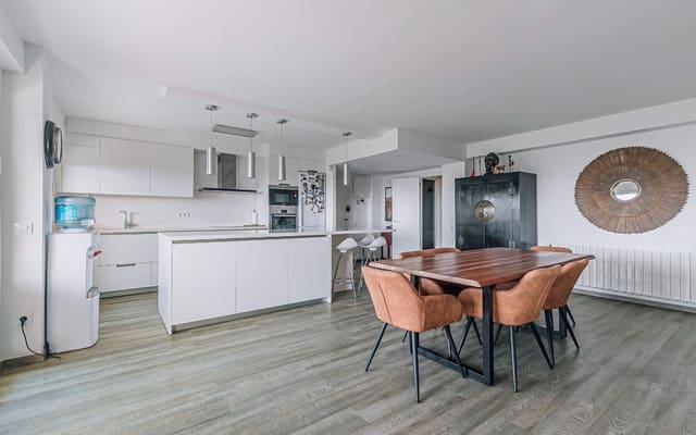 5 chambre Appartement à vendre à Castelldefels avec piscine garage - 825 000 € (Ref: 9618712)