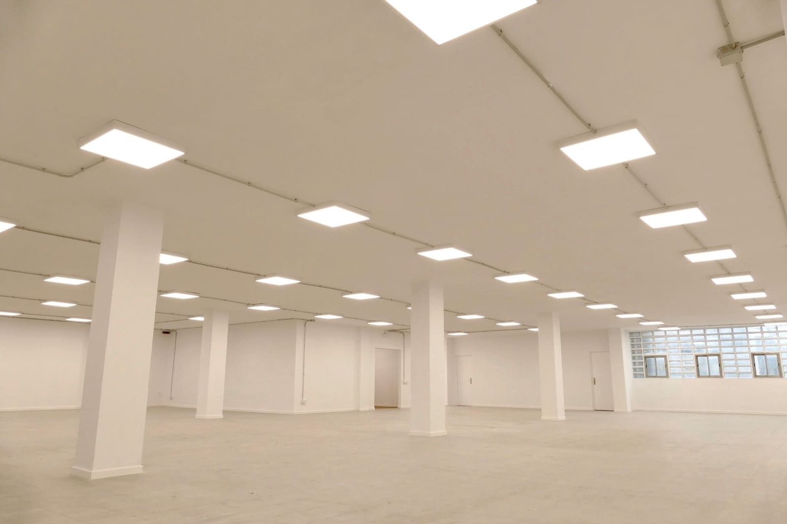 Kommersiell att hyra i L'Hospitalet de Llobregat - 3 000 € (Ref: 9640635)