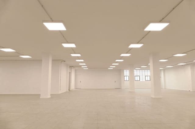 Kommersiell att hyra i L'Hospitalet de Llobregat - 3 000 € (Ref: 9640635)