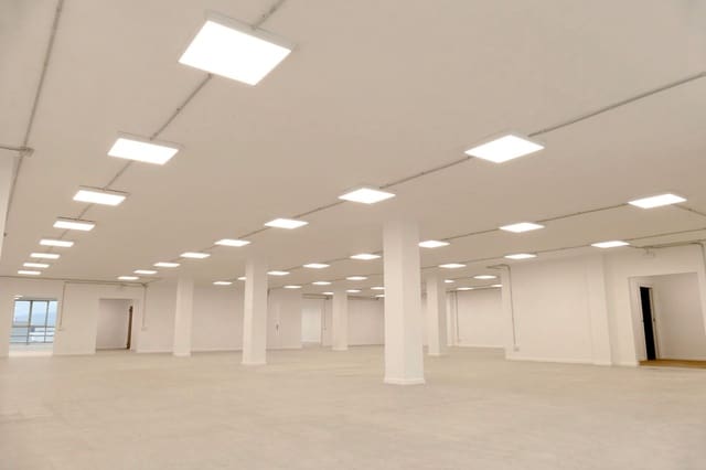 Kommersiell att hyra i L'Hospitalet de Llobregat - 3 000 € (Ref: 9640635)