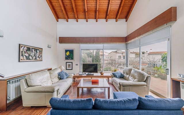 5 bedroom Villa for sale in Castelldefels - € 1,280,000 (Ref: 9652408)