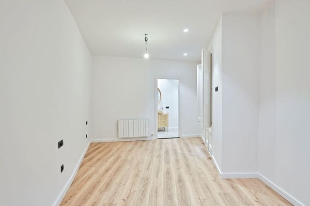 3 soverom Leilighet til leie i El Barri Gòtic, Barcelona by - € 1 790 (Ref: 9653324)