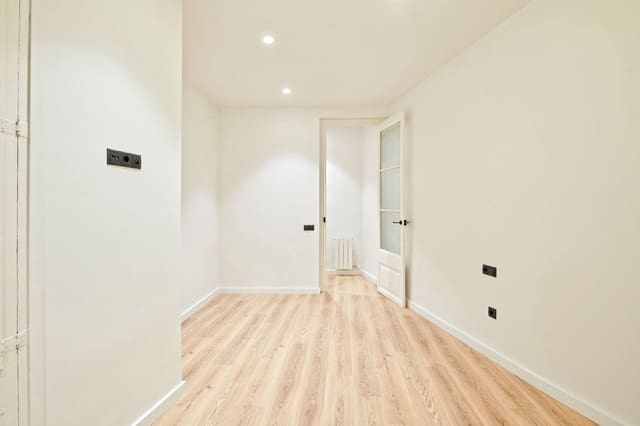 3 soverom Leilighet til leie i El Barri Gòtic, Barcelona by - € 1 790 (Ref: 9653324)