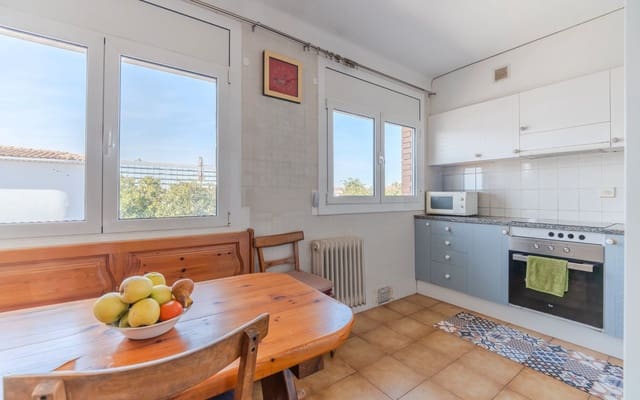 4 bedroom Semi-detached Villa for sale in Girona city with garage - € 557,000 (Ref: 9656508)