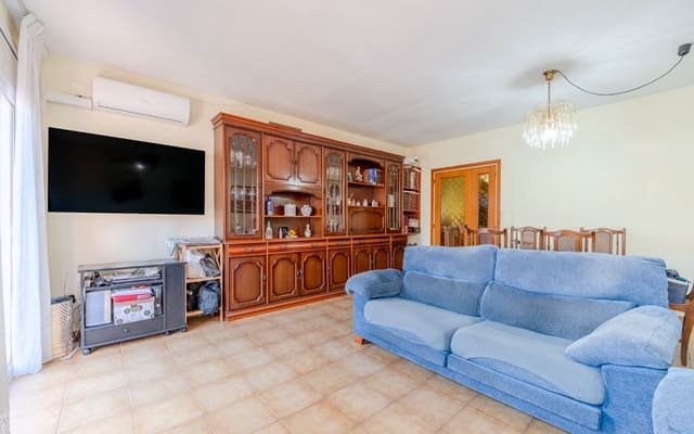4 bedroom Semi-detached Villa for sale in Girona city with garage - € 557,000 (Ref: 9656508)