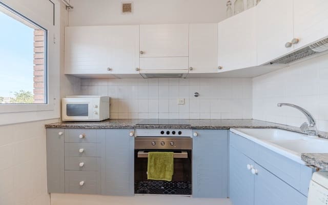 4 bedroom Semi-detached Villa for sale in Girona city with garage - € 557,000 (Ref: 9656508)