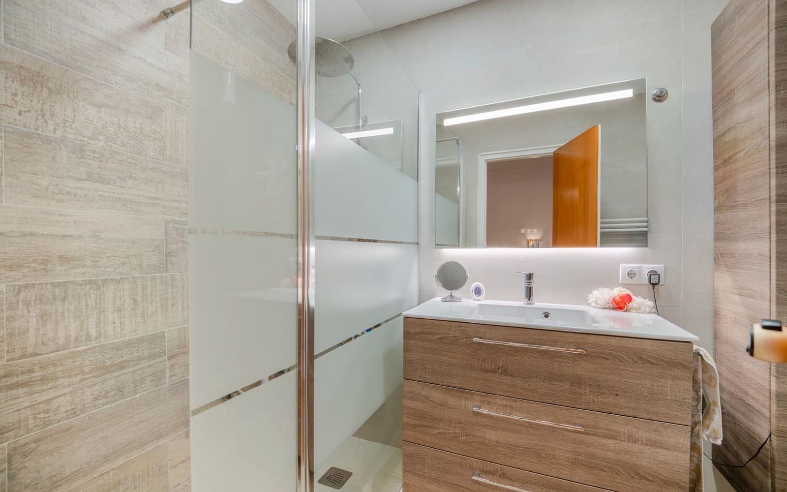 4 bedroom Semi-detached Villa for sale in Girona city with garage - € 557,000 (Ref: 9656508)