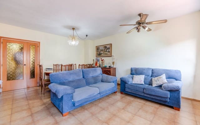 4 bedroom Semi-detached Villa for sale in Girona city with garage - € 557,000 (Ref: 9656508)