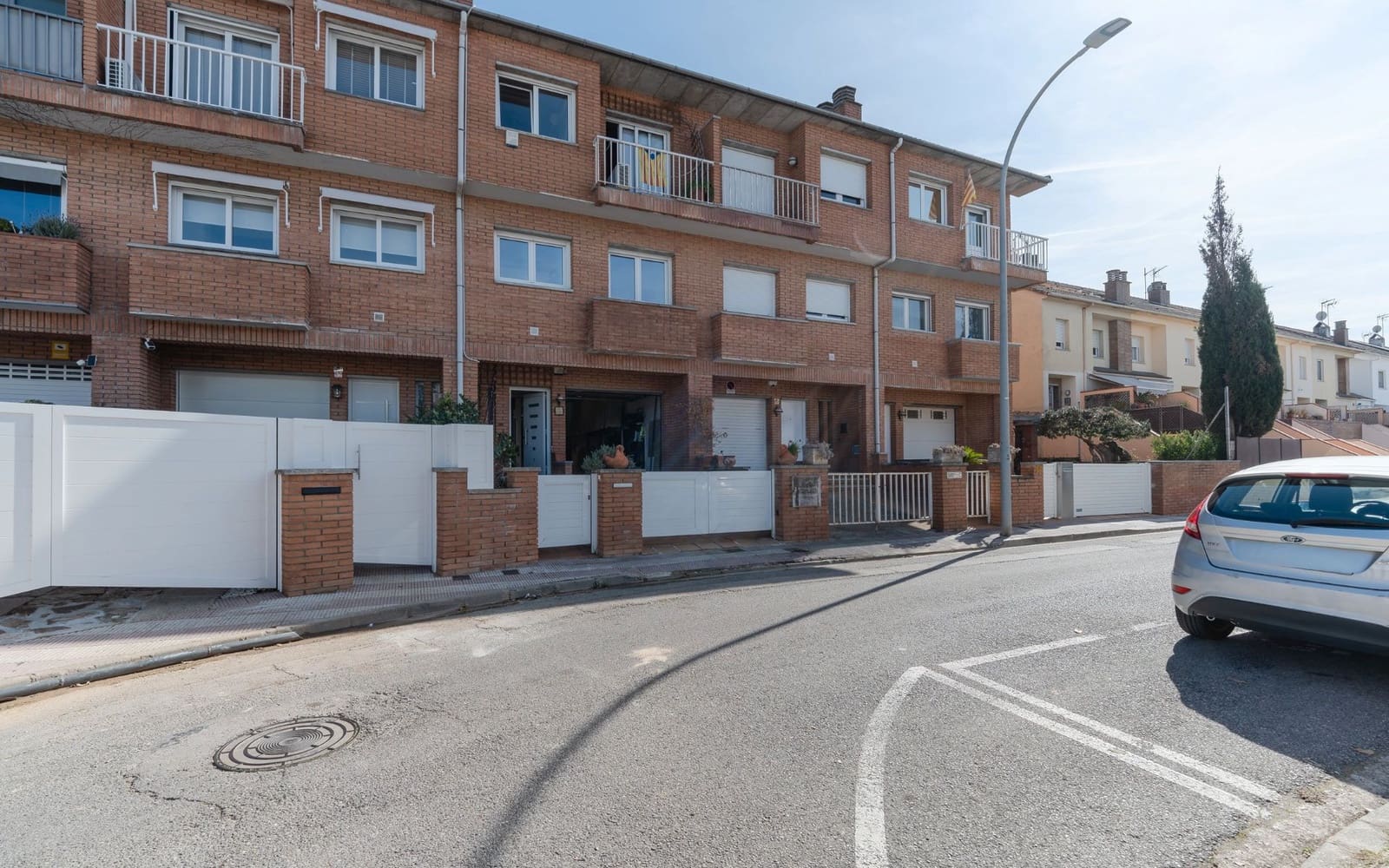 4 bedroom Semi-detached Villa for sale in Girona city with garage - € 557,000 (Ref: 9656508)