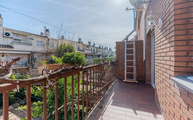 4 bedroom Semi-detached Villa for sale in Girona city with garage - € 557,000 (Ref: 9656508)