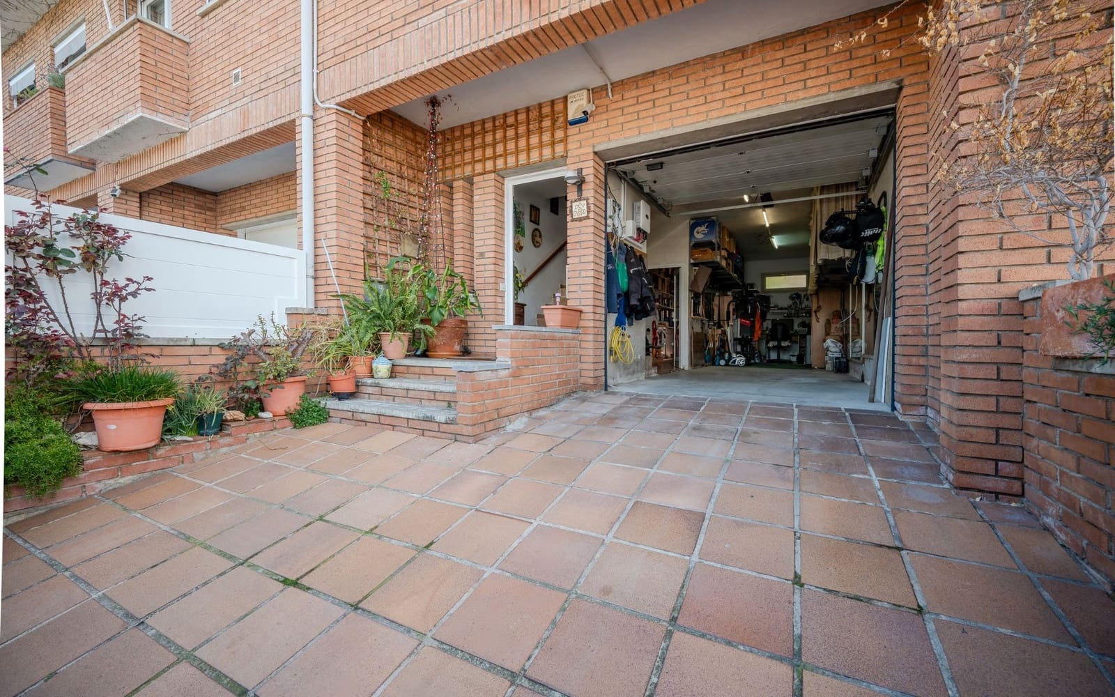 4 bedroom Semi-detached Villa for sale in Girona city with garage - € 557,000 (Ref: 9656508)