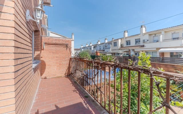 4 bedroom Semi-detached Villa for sale in Girona city with garage - € 557,000 (Ref: 9656508)