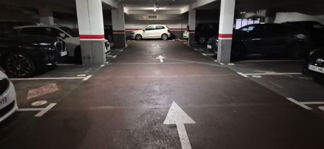 Garage til salg i La Nova Esquerra de L'Eixample, Barcelona by - € 38.000 (Ref: 9672759)