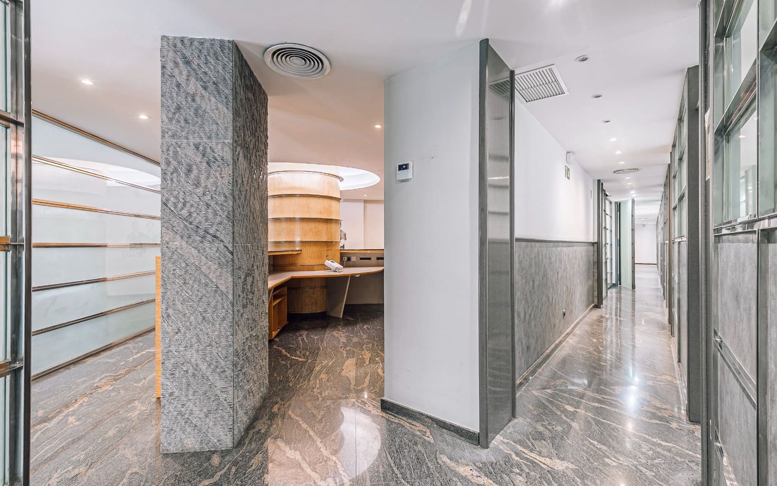 Erhverv til salg i Barcelona by - € 450.000 (Ref: 9694500)