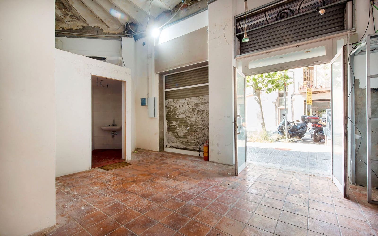 Commercial for rent in Barcelona city - € 1,900 (Ref: 9700009)