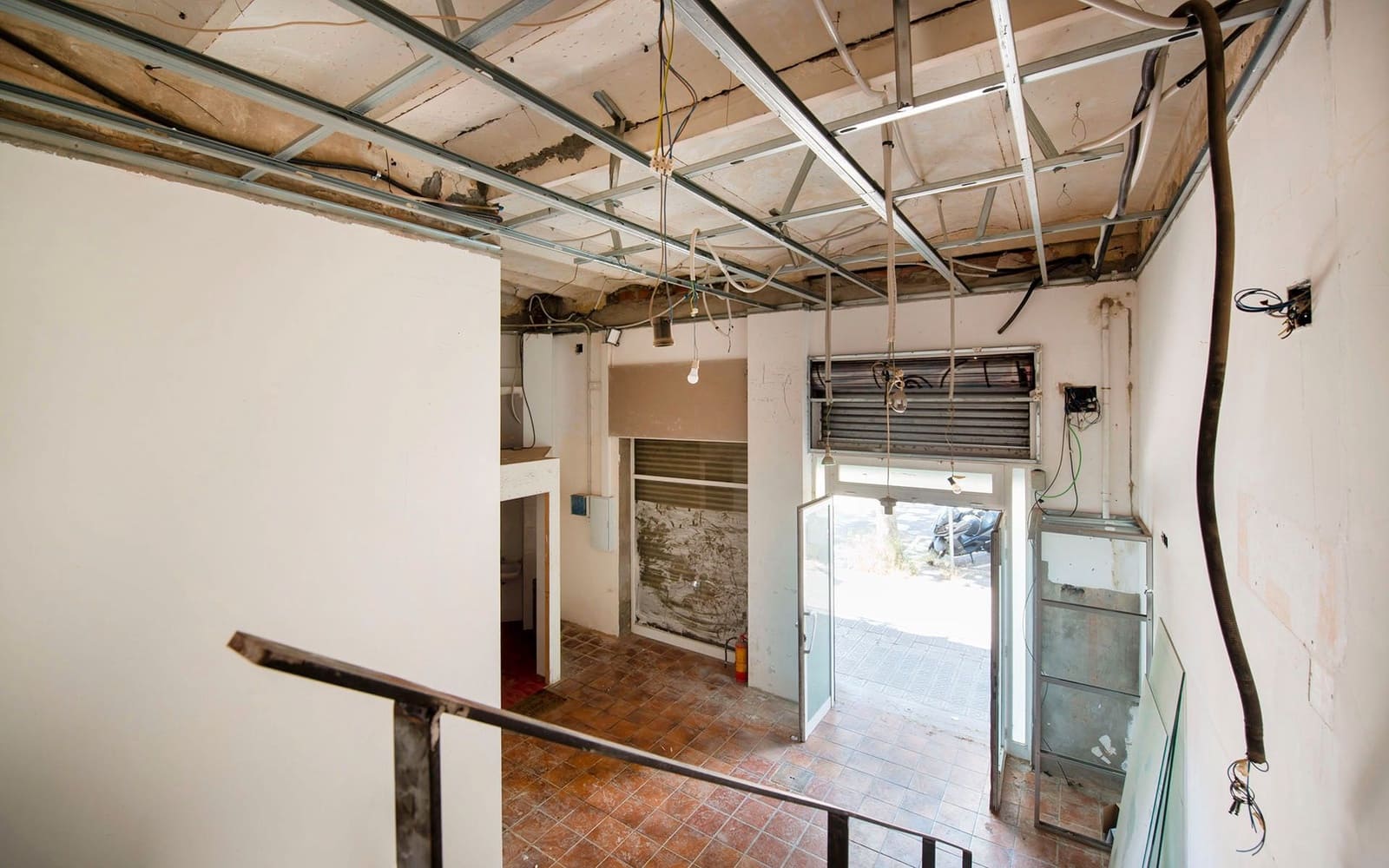 Commercial for rent in Barcelona city - € 1,900 (Ref: 9700009)