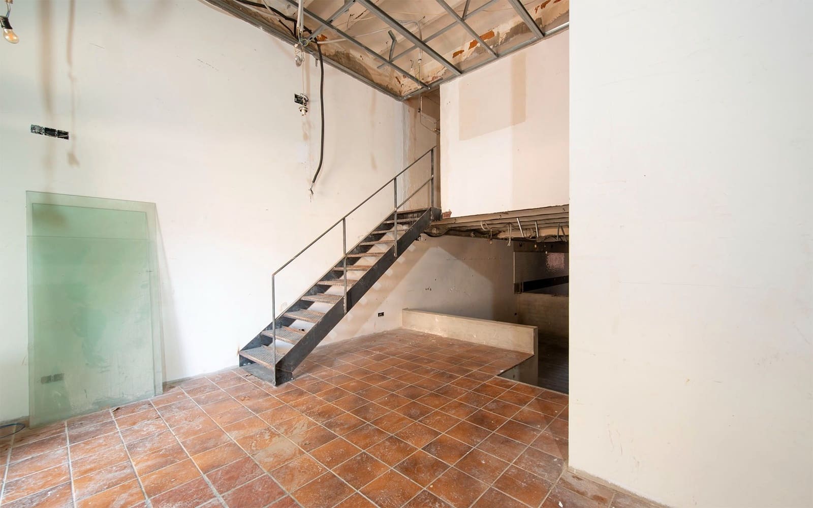 Commercial for rent in Barcelona city - € 1,900 (Ref: 9700009)