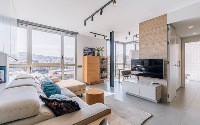 3 bedroom Flat for sale in Sant Antoni, Barcelona city with garage - € 725,000 (Ref: 9716780)