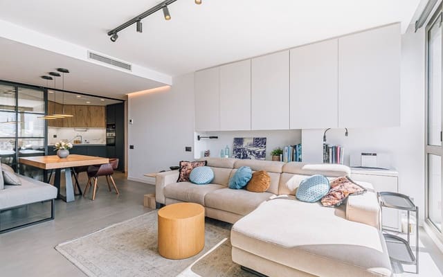 3 bedroom Flat for sale in Sant Antoni, Barcelona city with garage - € 725,000 (Ref: 9716780)