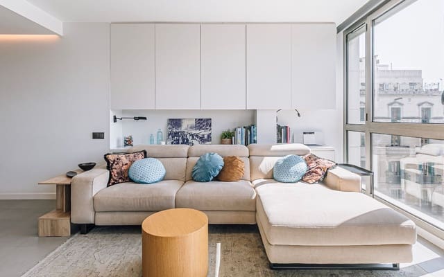 3 bedroom Flat for sale in Sant Antoni, Barcelona city with garage - € 725,000 (Ref: 9716780)