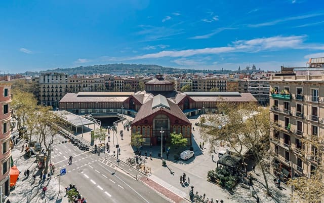 3 bedroom Flat for sale in Sant Antoni, Barcelona city with garage - € 725,000 (Ref: 9716780)