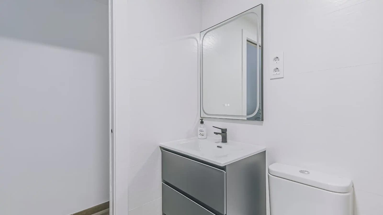 3 bedroom Flat for sale in Cornella de Llobregat - € 250,000 (Ref: 9733421)