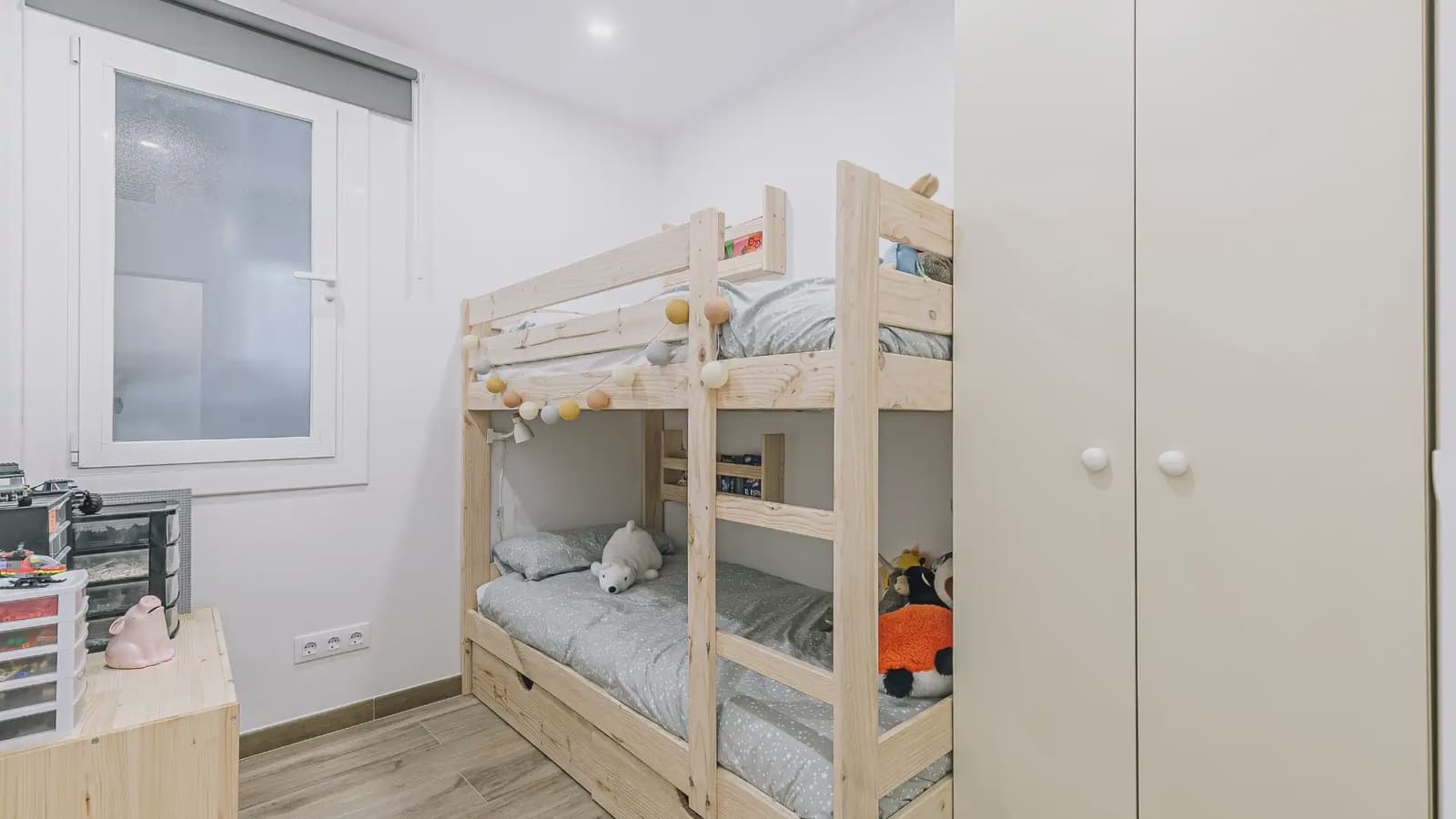 3 bedroom Flat for sale in Cornella de Llobregat - € 250,000 (Ref: 9733421)